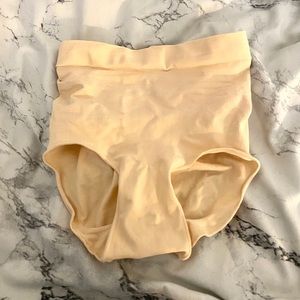 SKIMS Sculpting Mid Waist Brief S/M in Sand